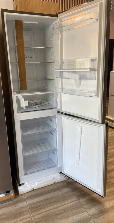 داخل یخچال فریزر استیل هایسنس 24 فوت